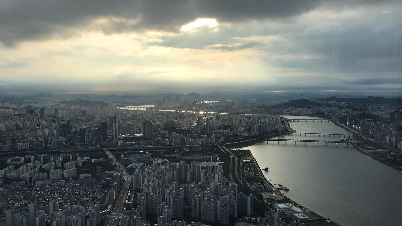 롯데 대 SSG 경기 중 선수들이 열띤 경쟁을 펼치는 모습