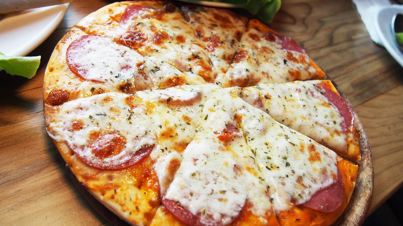 이재명 피자를 맛있게 즐기는 모습과 함께 다양한 토핑이 어우러진 피자
