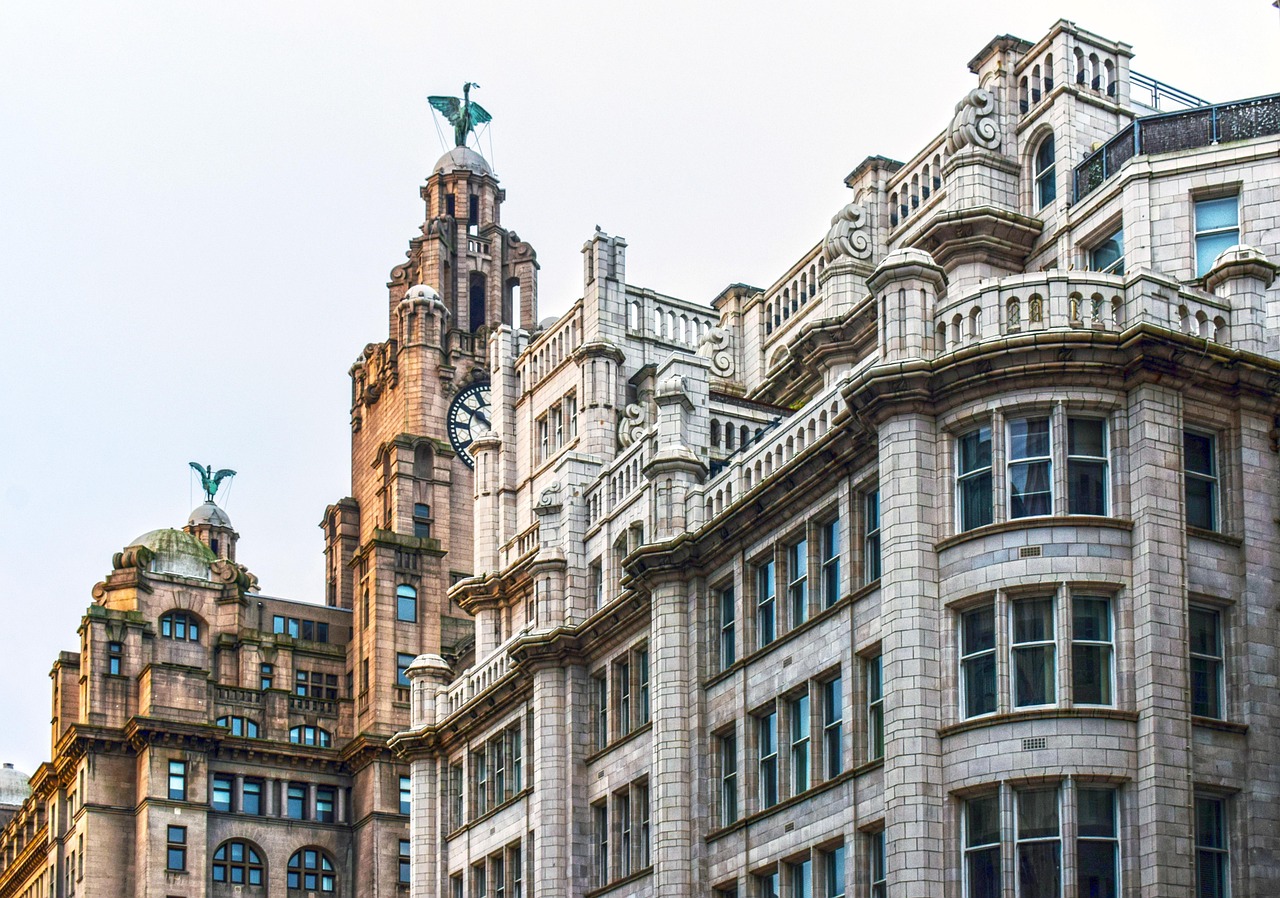 리버풀 vs 크리스탈 팰리스: EPL의 긴장감 넘치는 대결 리버풀과 크리스탈 팰리스의 치열한 경기 장면에서 선수들이 공을 다투는 모습