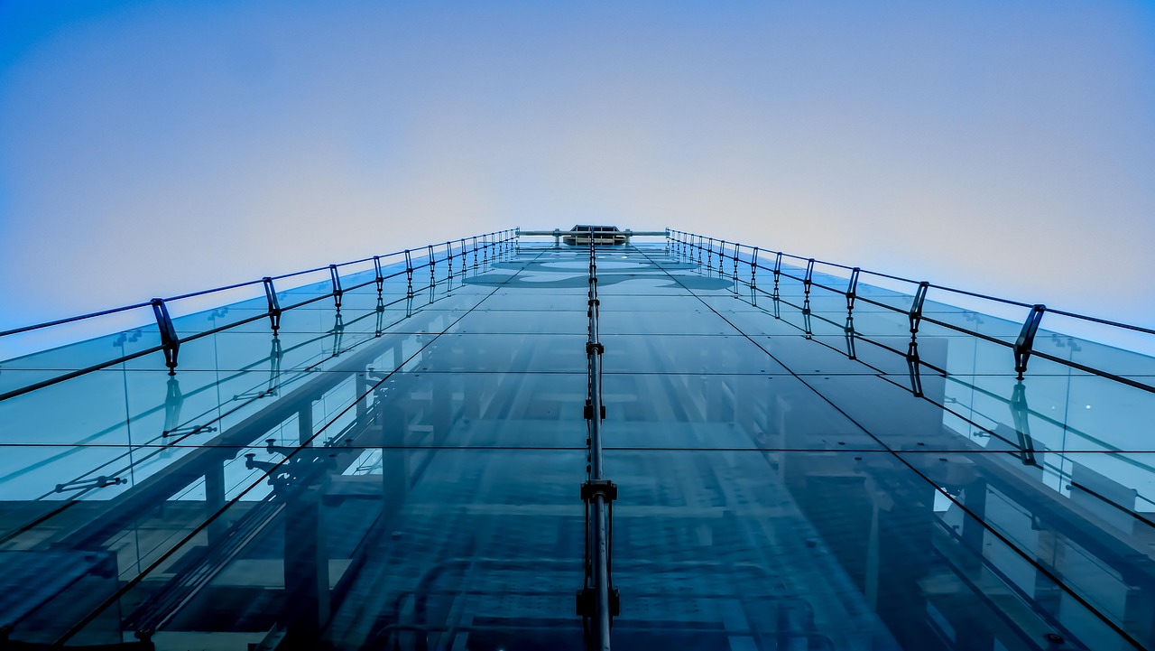 레알 마드리드 대 바르셀로나 경기 중 선수들이 공을 다투는 장면