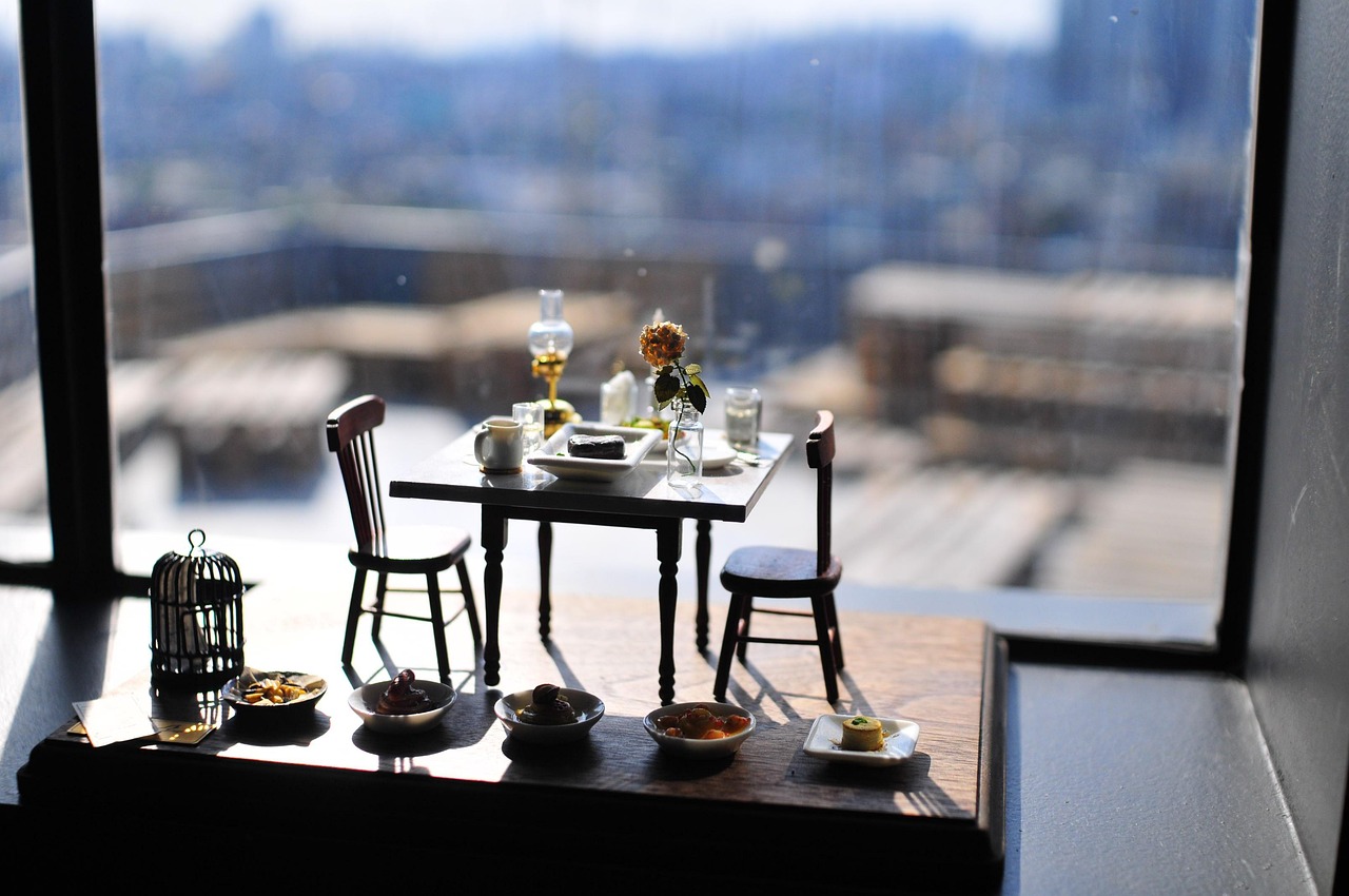 최태원과 노소영의 이혼 소송: 기업가의 재산 분할 논란 최태원이 기업 경영 전략 회의에서 발표하는 모습, 집중하는 참석자들