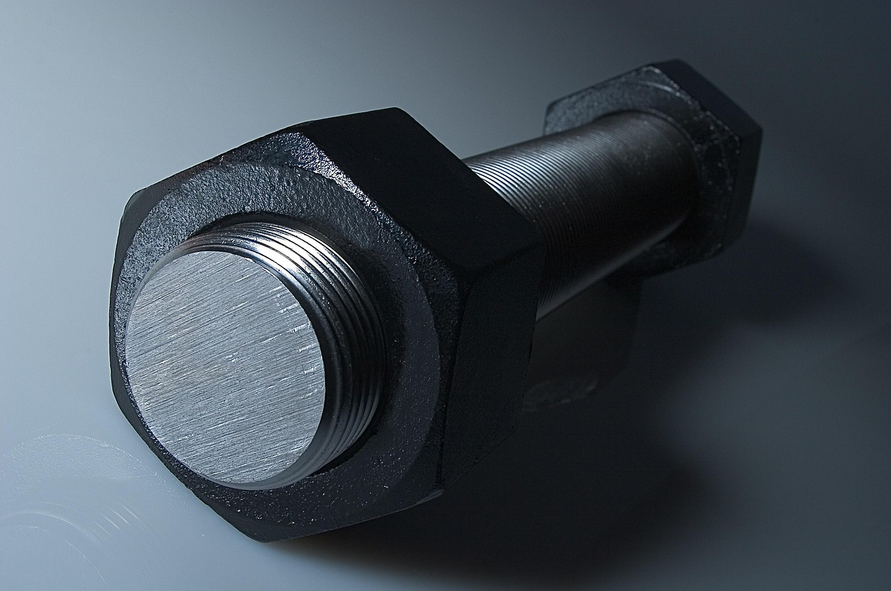 삼성중공업의 급등세와 LNG 운반선 혁신 삼성중공업의 최신 선박 건조 현장을 보여주는 이미지, 작업자들이 협력하는 모습