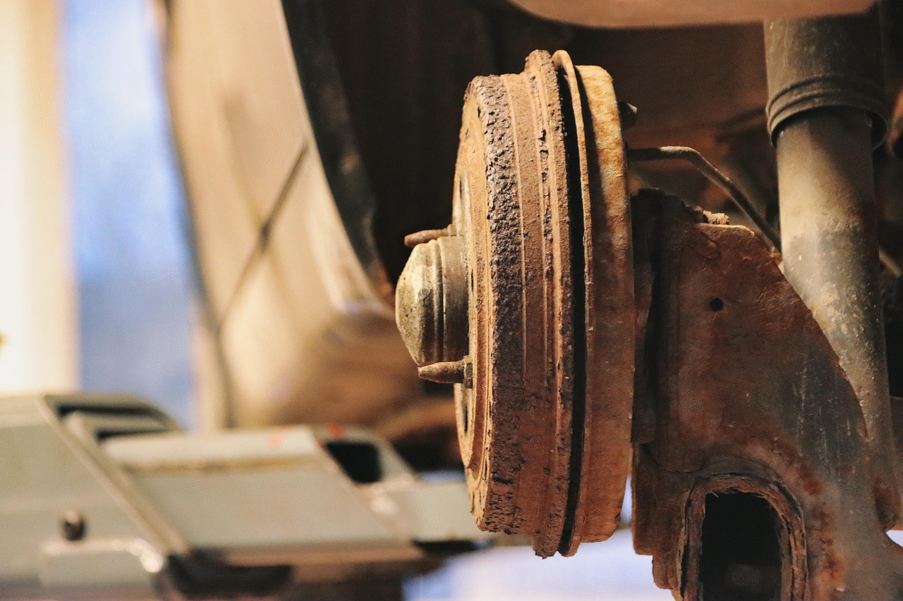 유튜브의 시대: 미디어 전환의 중심으로 떠오르다 유투브에서 다양한 동영상 콘텐츠를 탐색하는 사용자 모습