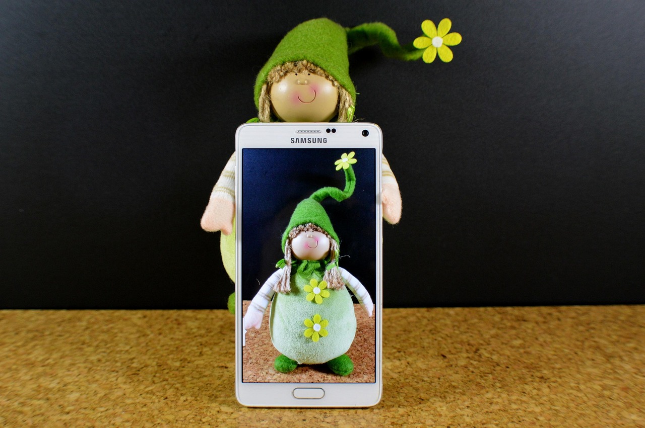 삼성전자, 사상 최초 10만원 돌파: 미래를 향한 탄탄한 발걸음 삼성전자의 최신 스마트폰 모델이 진열된 전시장에서의 모습