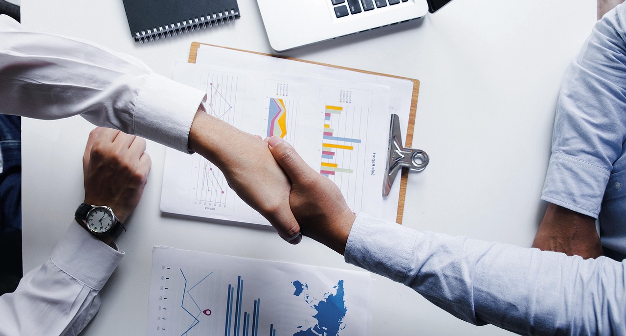 한미 관세협상, 무역의 새로운 장을 열다 관세협상 테이블에서 다양한 국가 대표들이 협의하는 모습