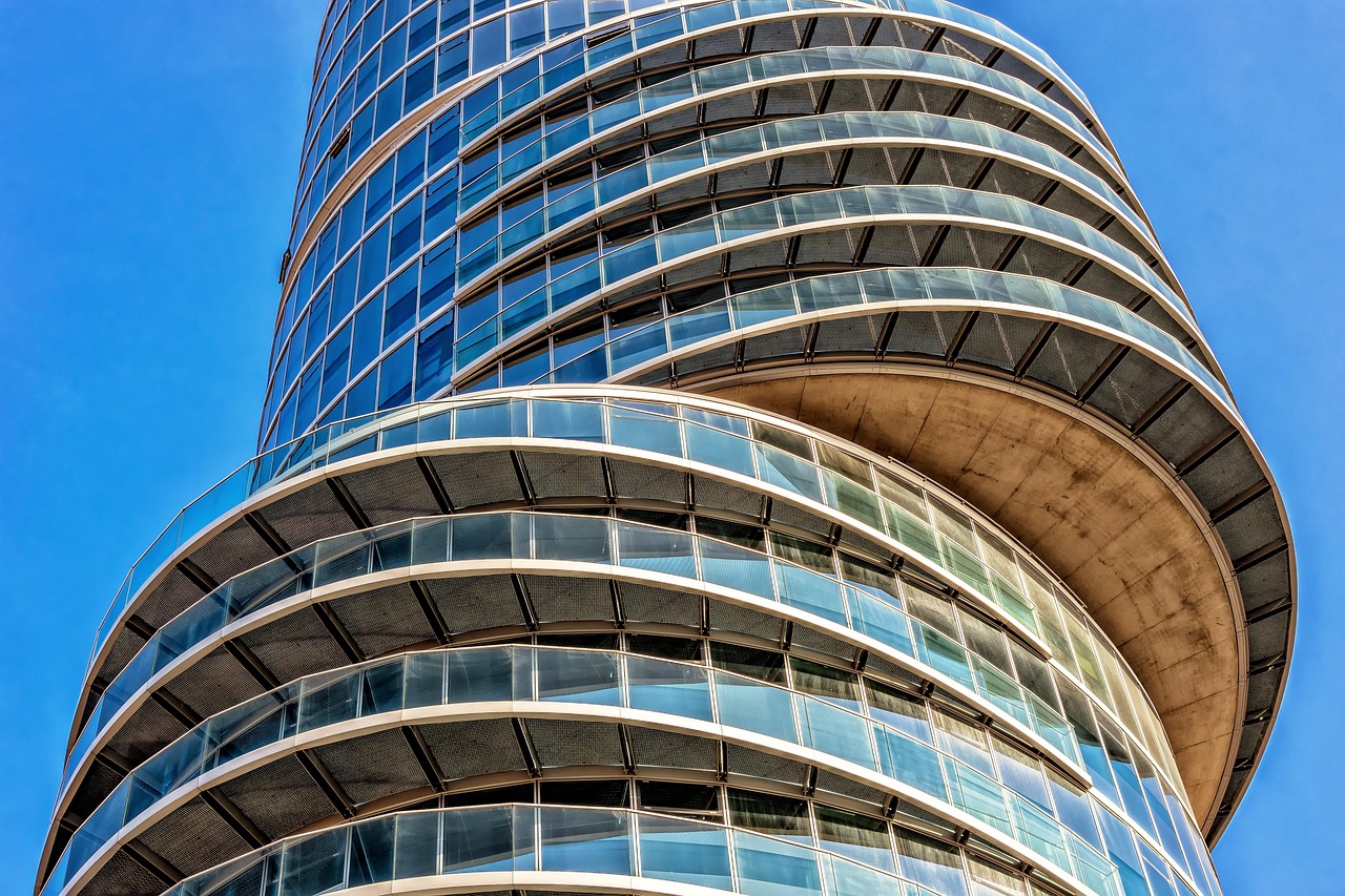 부동산 대책의 변화와 우리의 대응 전략 부동산 대책 회의에서 전문가들이 의견을 나누고 있는 모습