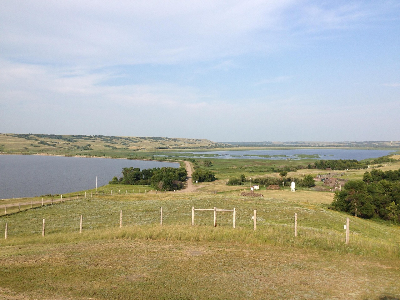 SK하이닉스, HBM 시장에서의 성장이 이끄는 새로운 도약 sk하이닉스의 반도체 생산 시설에서 작업 중인 엔지니어들의 모습