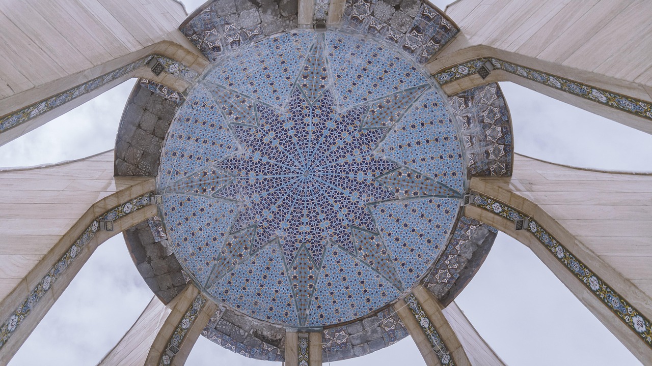 LG 트윈스의 한국시리즈 첫 승, 한화 이글스를 물리친 결정적인 순간들 한화 LG의 팀 로고가 선명하게 보이는 야구 경기 장면