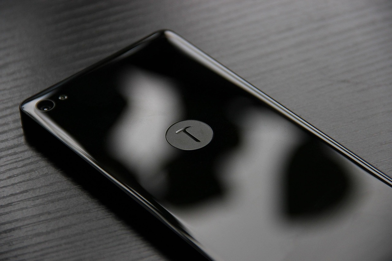 T1, 인빅터스 게이밍을 꺾고 월드 챔피언십 본선 진출의 쾌거! t1 주제에 대한 인포그래픽을 분석하는 모습의 컴퓨터 화면