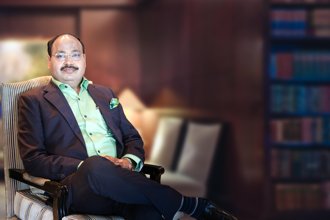 CFO의 역할과 중요성: 기업 경영의 숨은 조력자 회의 중 재무 전략을 논의하는 CFO의 모습, 재무 보고서와 그래프가 배경에 있음