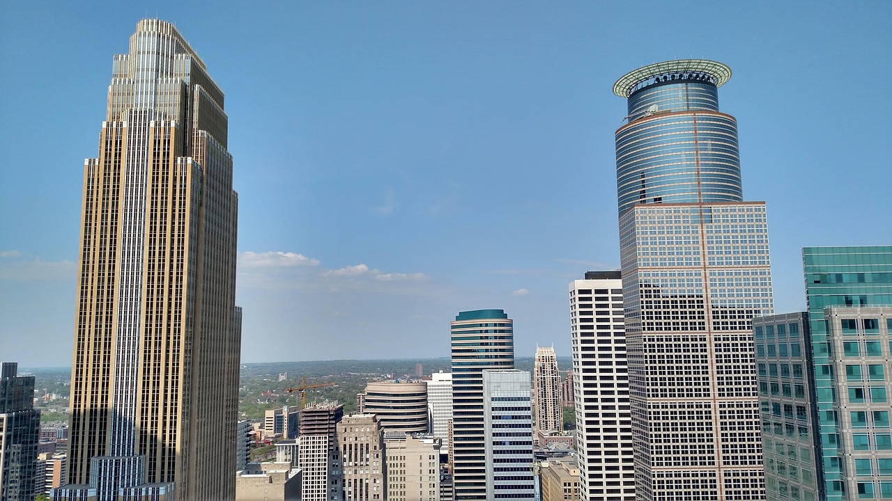 미네소타 대 LA 레이커스 경기에서 선수들이 열띤 경쟁을 펼치는 모습