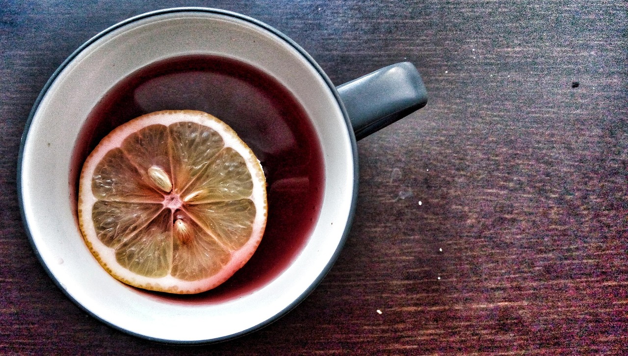 신은수와 엄태구, '바퀴달린집5'에서 보여준 반전 매력의 이면 신은수가 무대에서 열정적으로 공연하는 모습, 관객의 환호를 받고 있다.