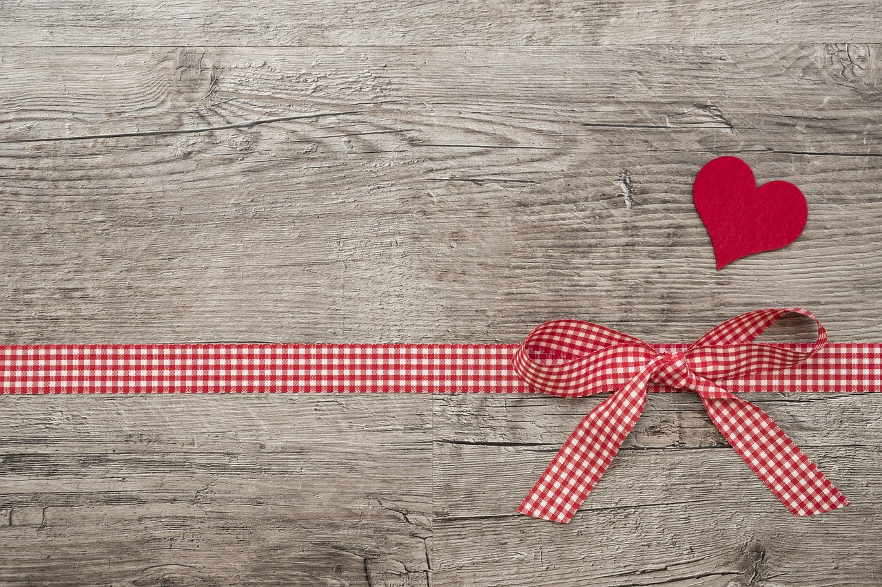 온누리상품권으로 지역 상점을 지원하는 가족이 쇼핑하는 장면