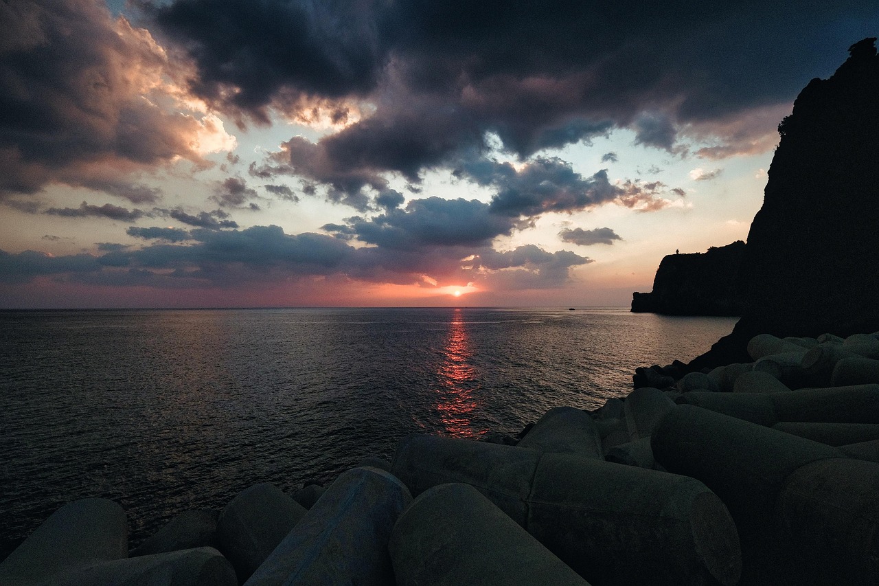 대구에서 펼쳐진 '독도사랑' 이벤트, 학생들이 전하는 독도의 의미 푸른 바다와 함께 독도의 아름다운 풍경을 배경으로 한 사진