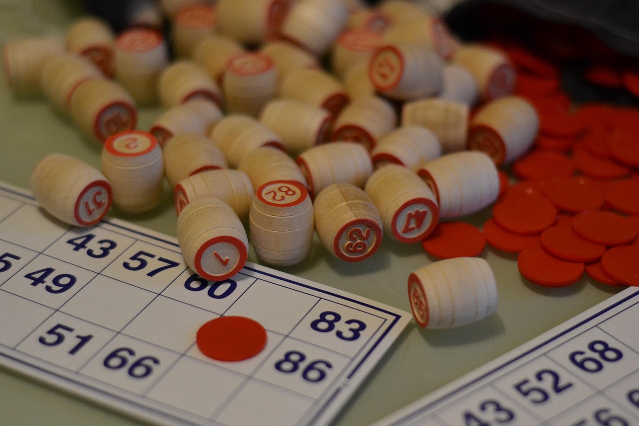 로또 1195회 당첨번호와 함께하는 행운의 순간 로또1195회당첨번호가 표시된 복권 티켓과 행운의 숫자들