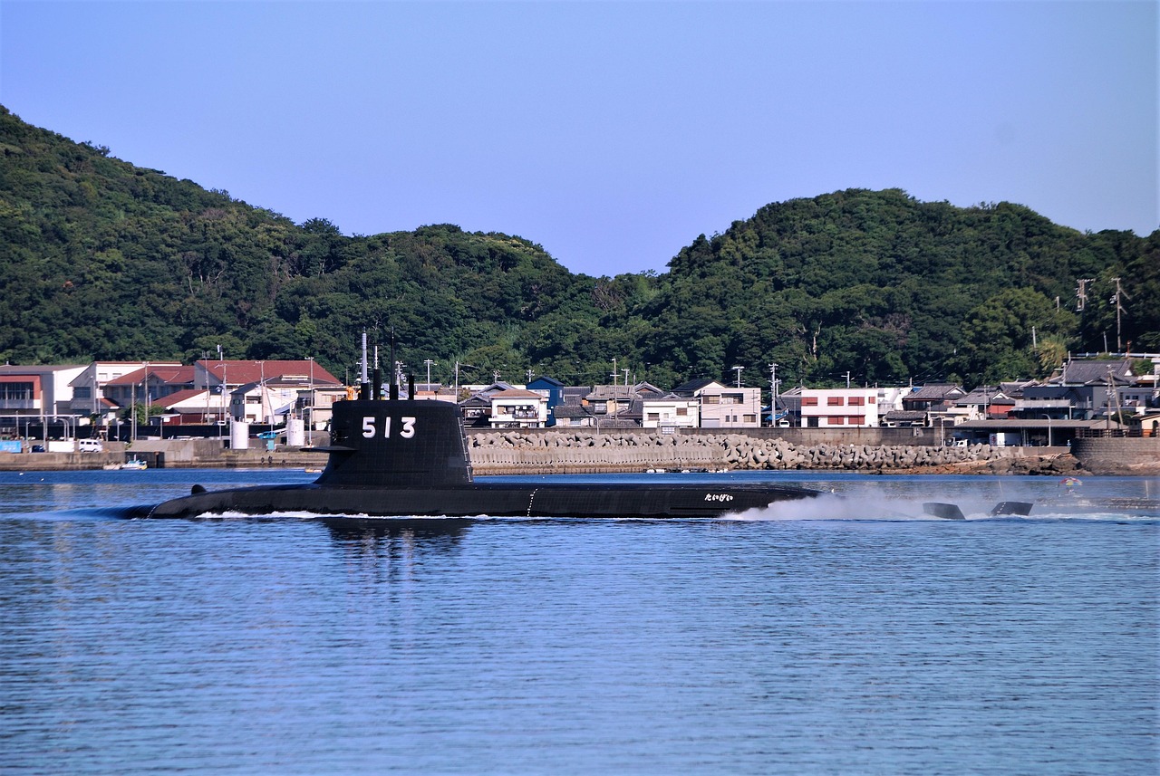 핵잠수함 도입 필요성과 한미 협력의 미래 바다 속에서 작전 중인 현대식 핵잠수함의 위엄 있는 모습