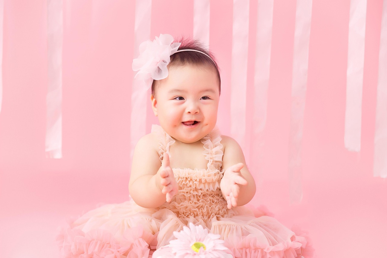 함은정이 라이브 공연 중 관객과 소통하며 노래하는 모습