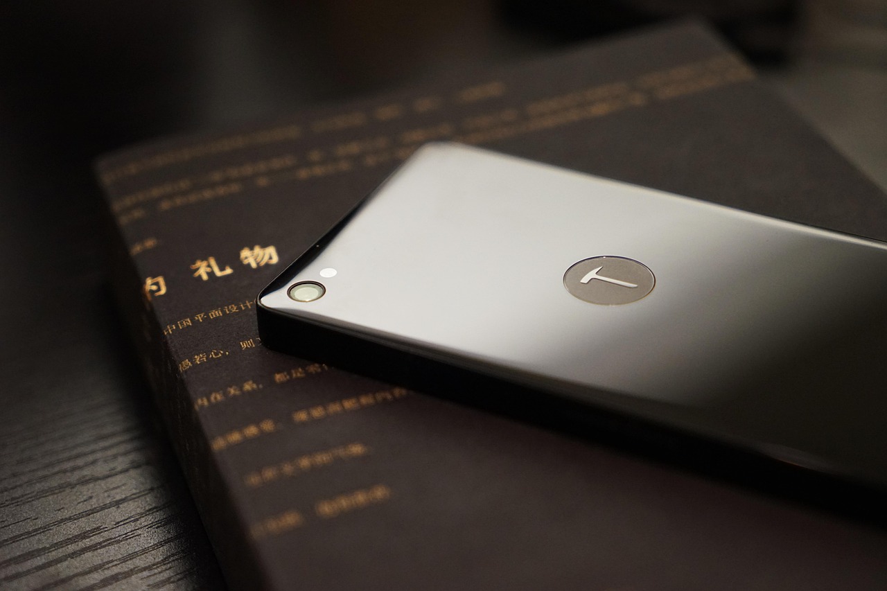 T1, 인빅터스 게이밍을 꺾고 월드 챔피언십 본선 진출의 쾌거! t1 주제에 대한 인포그래픽을 분석하는 모습의 컴퓨터 화면