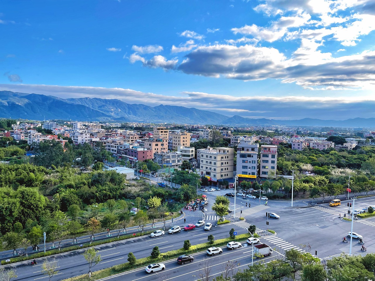 류현진의 한국시리즈 최악의 투구, 그 배경과 극복 방법은? 류현진이 마운드에서 투구를 준비하며 집중하는 모습의 사진