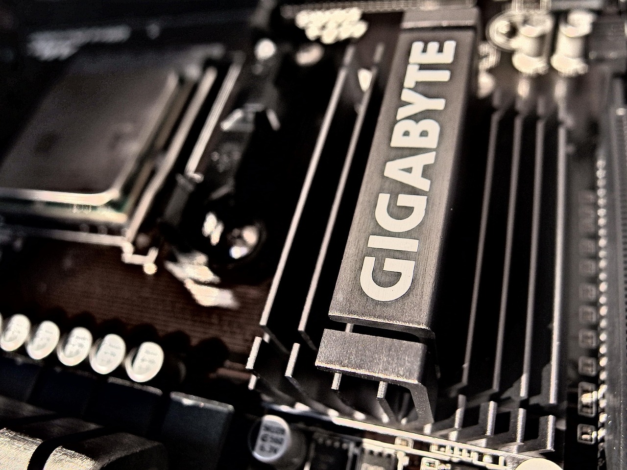 AMD 로고와 함께 최신 그래픽 카드의 성능을 보여주는 이미지