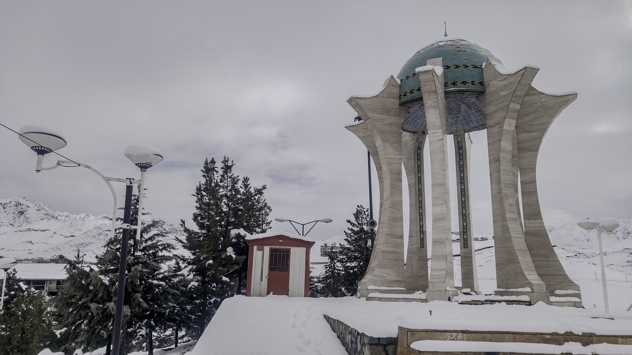 LG 트윈스의 한국시리즈 첫 승, 한화 이글스를 물리친 결정적인 순간들 한화 LG의 팀 로고가 선명하게 보이는 야구 경기 장면