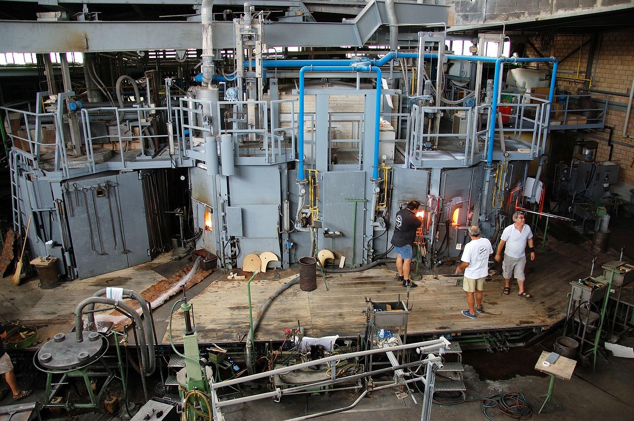 삼성중공업 주가 급등의 배경과 전망 분석 삼성중공업 주가가 변화하는 그래프를 분석하는 투자자의 모습