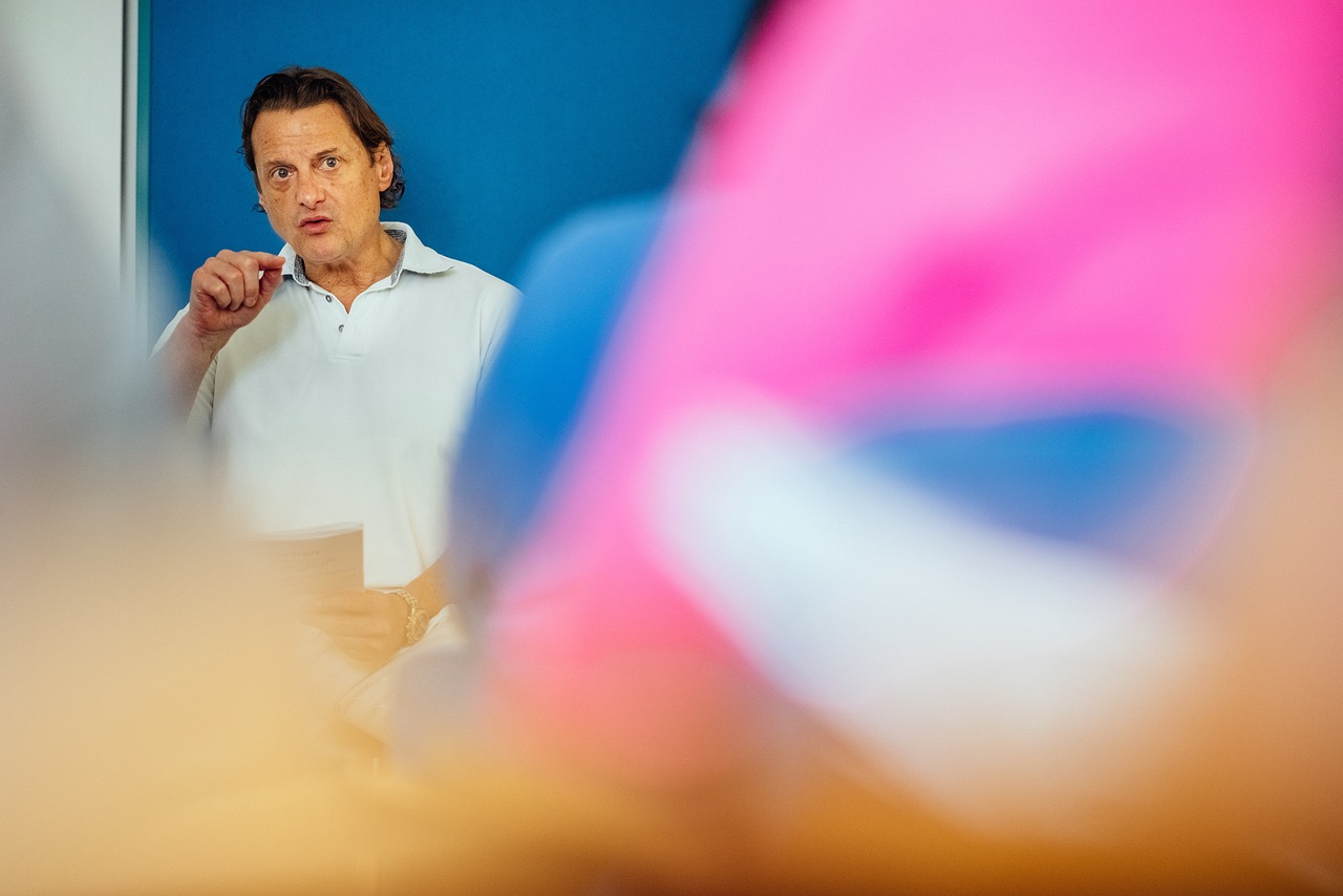 신은수와 엄태구, '바퀴달린집5'에서 보여준 반전 매력의 이면 신은수가 무대에서 열정적으로 공연하는 모습, 관객의 환호를 받고 있다.