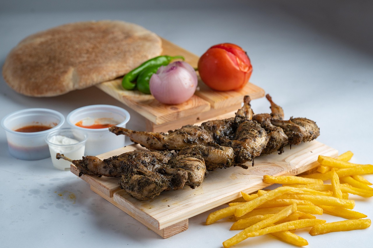 촉촉한 깐부치킨이 담긴 접시와 신선한 야채가 함께 놓인 테이블 모습