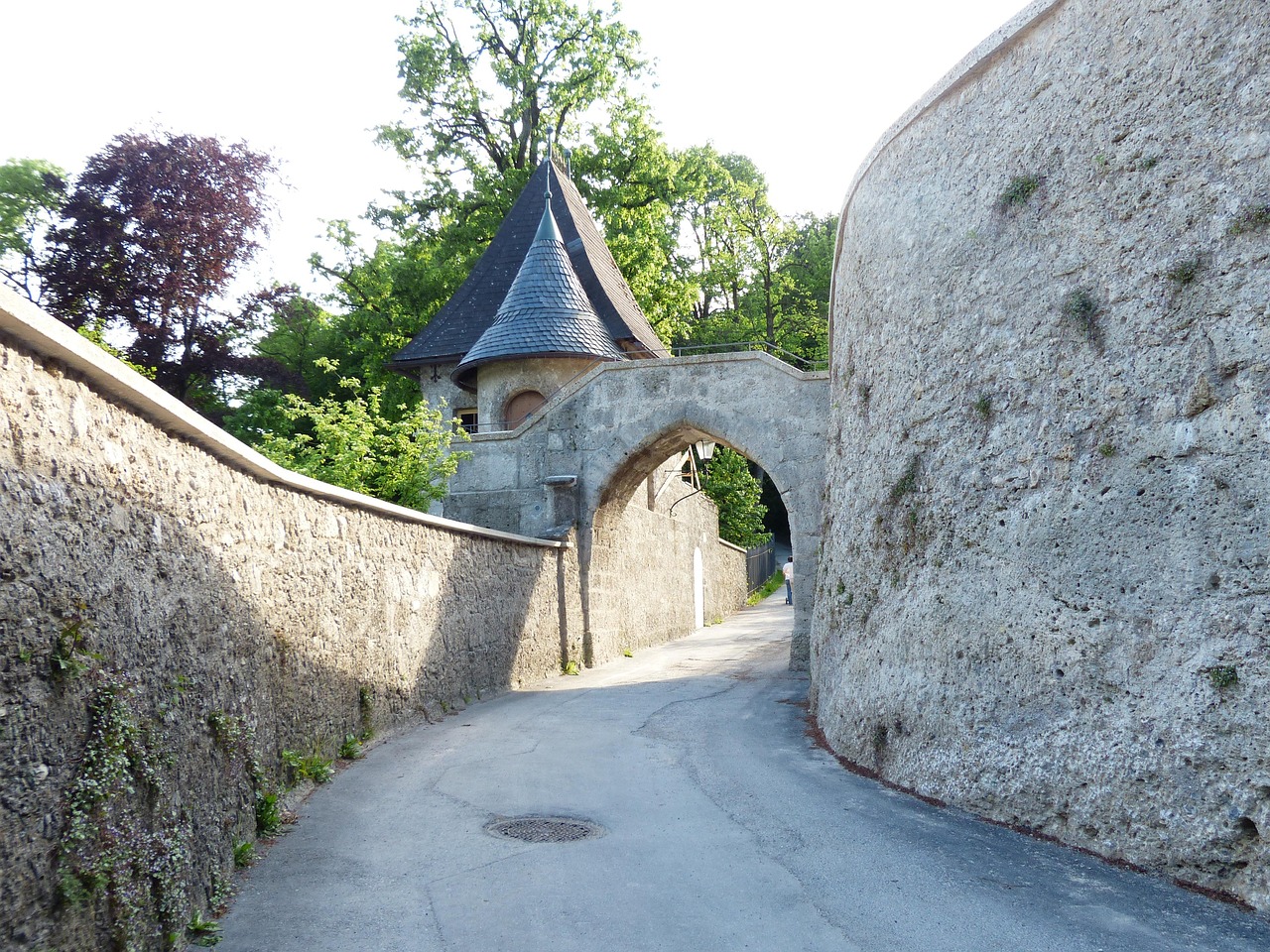 백성문 앞에서 역사적 유적을 탐방하는 관광객들의 모습