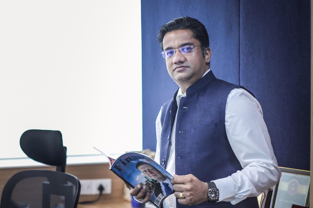 CFO의 역할과 중요성: 기업 경영의 숨은 조력자 회의 중 재무 전략을 논의하는 CFO의 모습, 재무 보고서와 그래프가 배경에 있음