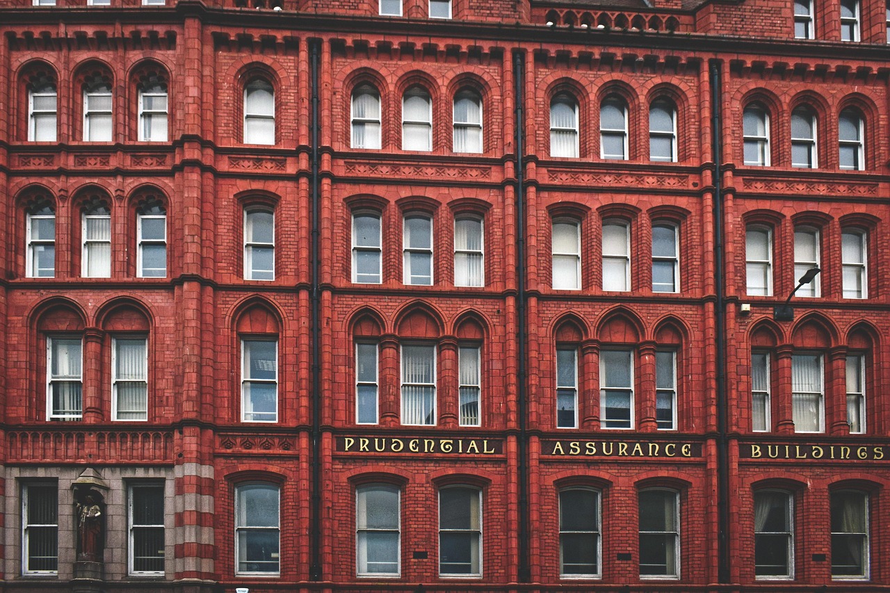 리버풀 대 노팅엄 포레스트 경기에서 선수들이 치열한 경쟁을 펼치는 장면