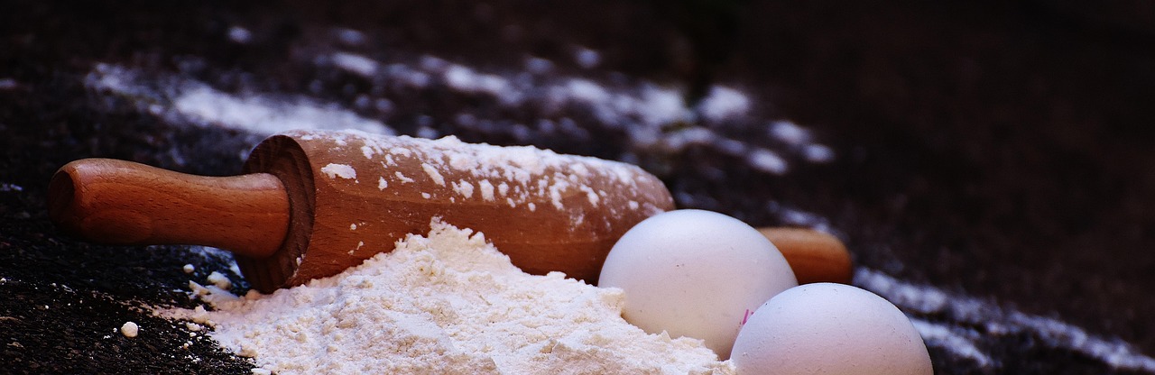 엔비디아 실적 발표를 분석하는 전문가들이 모인 회의실 풍경