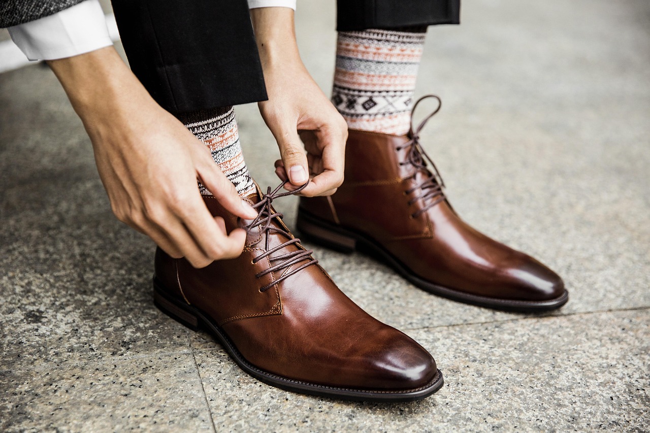 토트넘 대 첼시 경기에서 선수들이 열띤 경쟁을 펼치는 장면