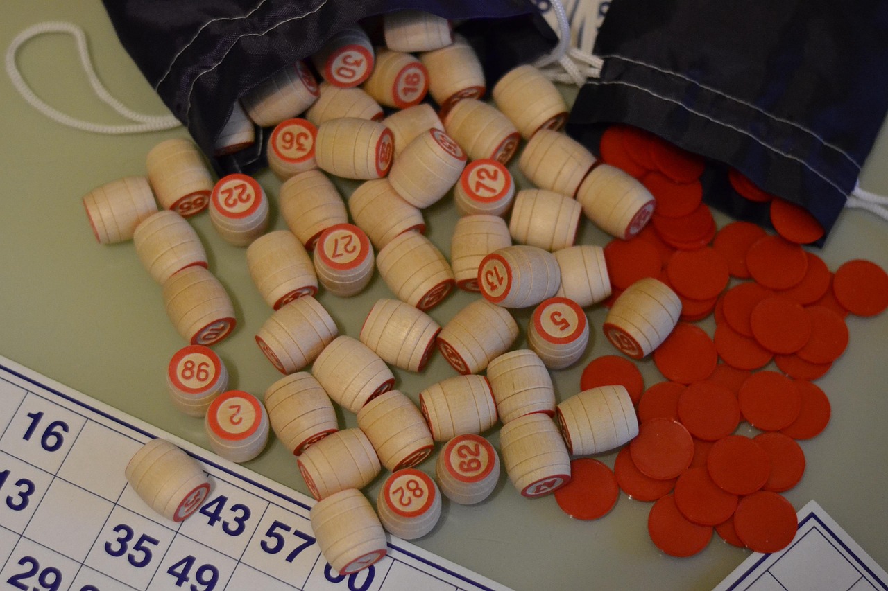 로또 1196회 당첨번호와 그 의미: 꿈꾸는 이들을 위한 희망의 사다리 로또1196회당첨번호를 확인하는 화면과 티켓 이미지, 당첨 기대감을 표현