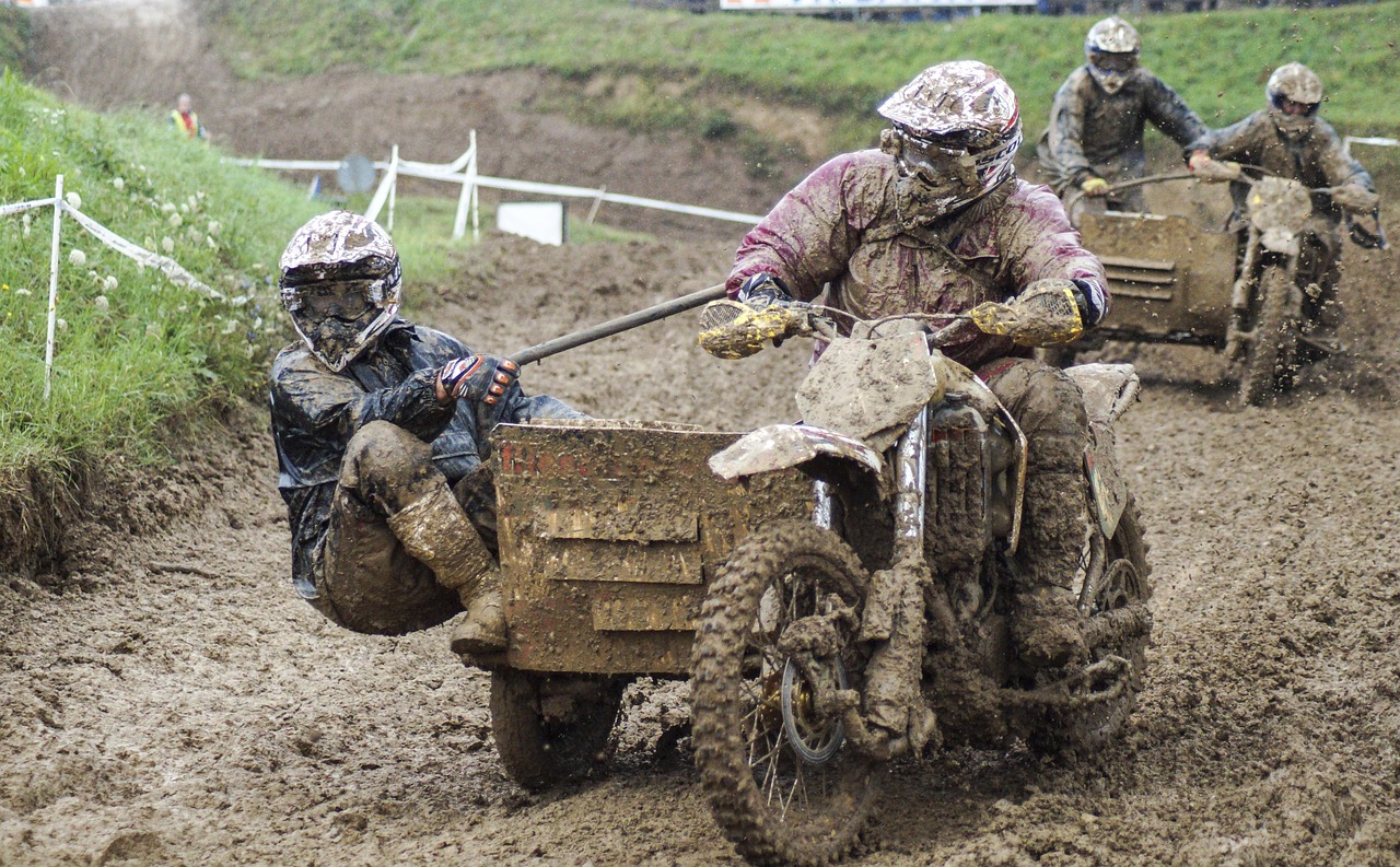 사이드카 발동의 의미와 투자자에게 미치는 영향 사이드카를 타고 해변가를 달리는 젊은 커플의 행복한 모습