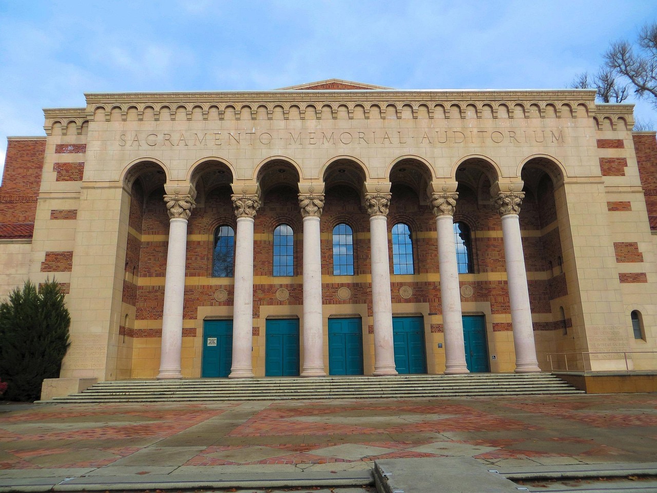 새크라멘토 킹스의 대역전극, 골든 스테이트 워리어스와의 치열한 대결 새크라멘토 대 골든 스테이트 경기에서 선수들이 열띤 경쟁을 펼치는 모습