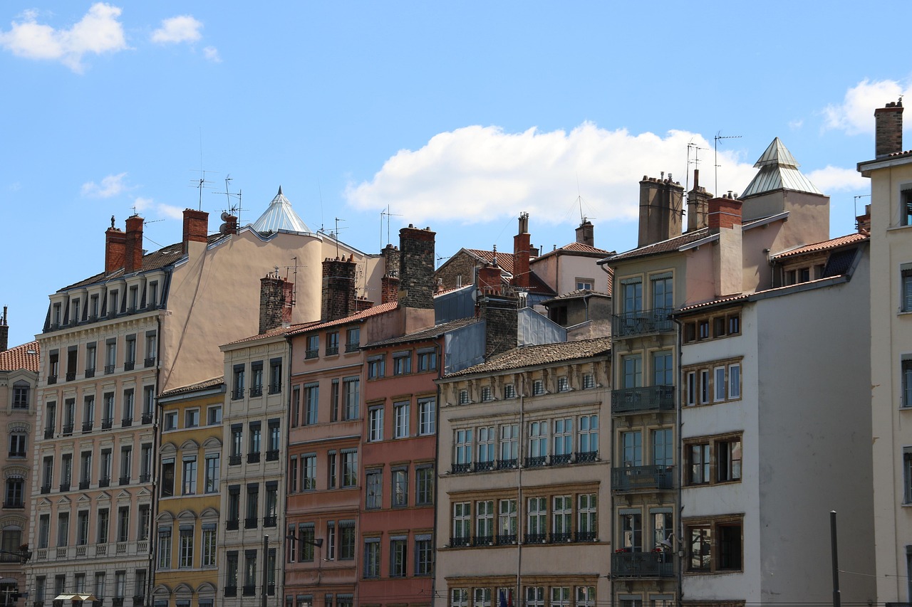 리옹 대 PSG 경기를 관람하는 열정적인 팬들이 모여 있는 모습