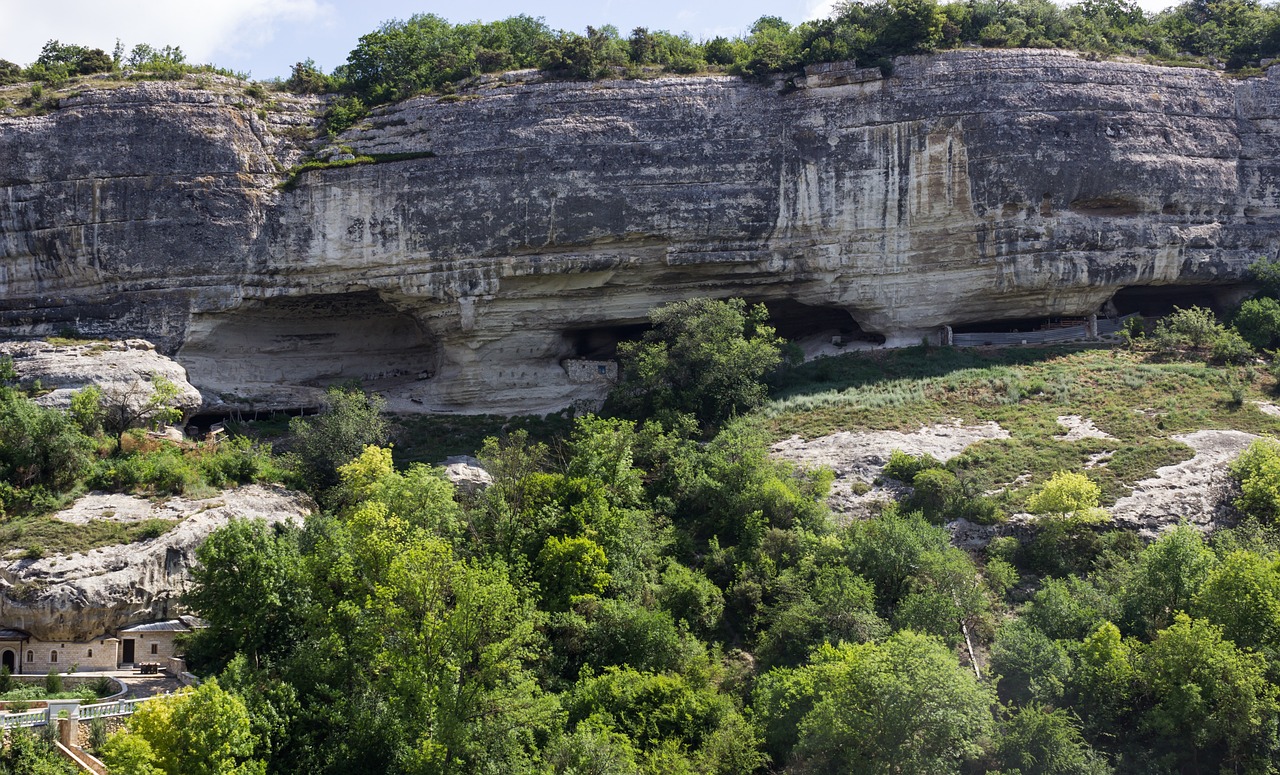 박지선, 그리움의 순간을 공유하다: 친구의 기억을 되새기며 코미디언 박지선이 무대에서 관객을 웃기는 모습의 사진