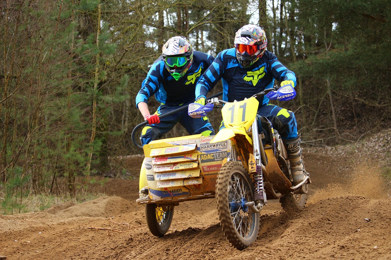 사이드카 발동의 의미와 투자자에게 미치는 영향 사이드카를 타고 해변가를 달리는 젊은 커플의 행복한 모습