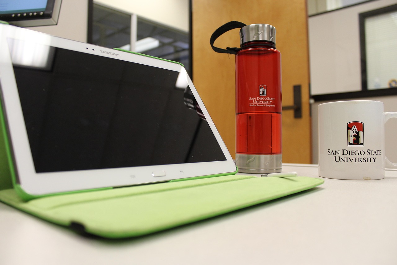 서울시립대 캠퍼스의 아름다운 전경과 학생들이 공부하는 모습