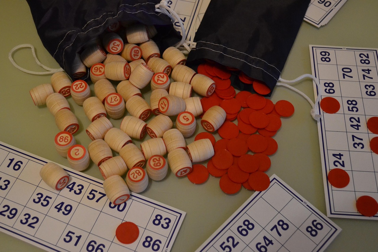 로또1197회당첨번호를 확인하는 스마트폰 화면과 복권 이미지