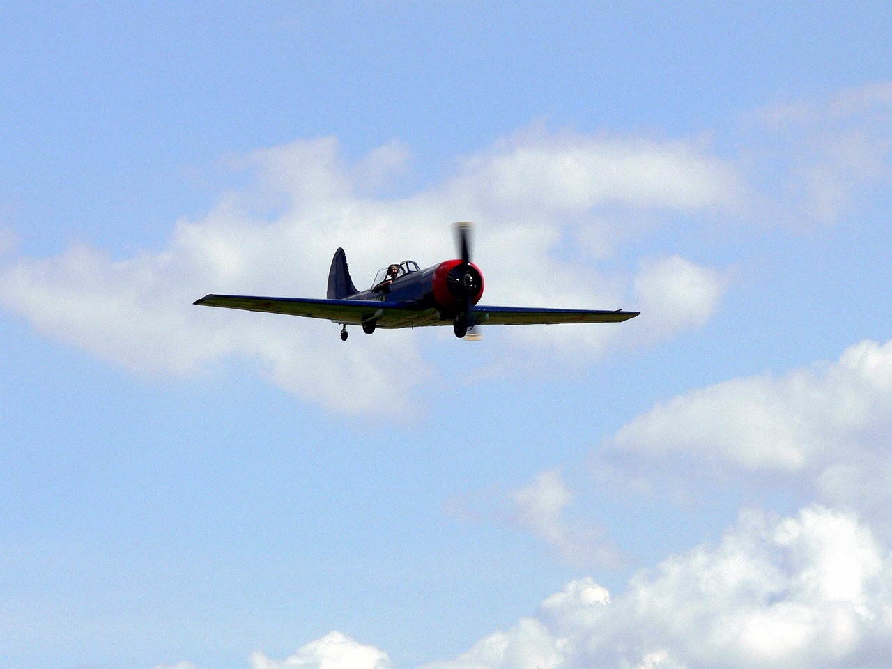 한승혁이 자신의 작품을 설명하며 강연하는 모습, 청중이 집중하고 있는 상황
