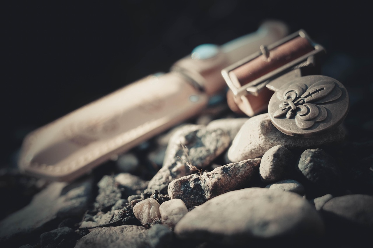 배지환의 행보와 수원화성의 미래: 지역사회와 스포츠의 만남 배지환의 독창적인 작품을 감상하는 관람객의 모습과 작품 전시 공간