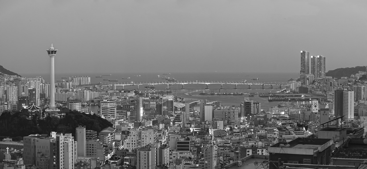 남포동의 번화한 거리와 상점들이 가득한 모습, 관광객들이 즐기는 풍경
