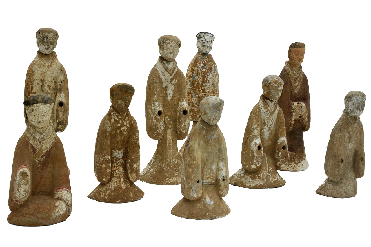 팩트시트를 작성하는 모습, 데이터를 정리하고 분석하는 그래픽 요소 포함