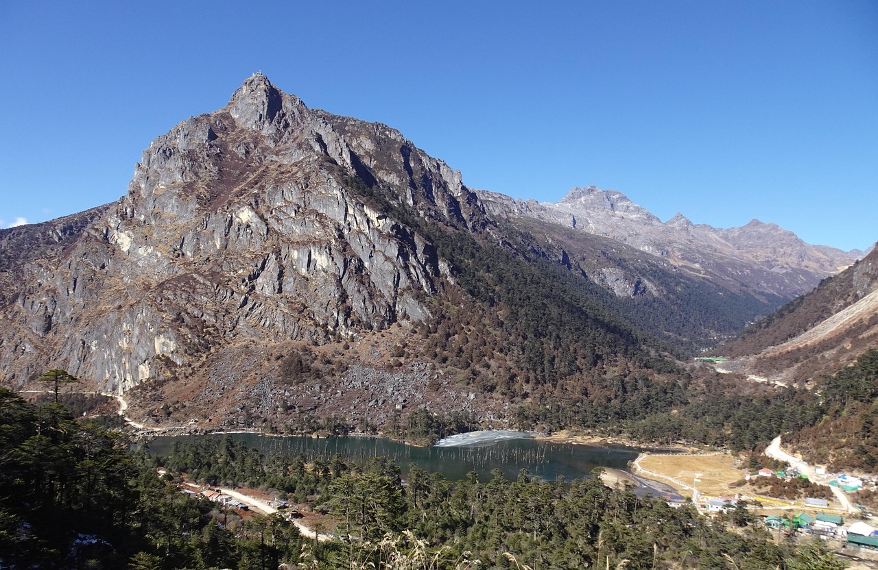 지스타 2023에서 다양한 게임 부스를 탐방하는 관람객들 모습