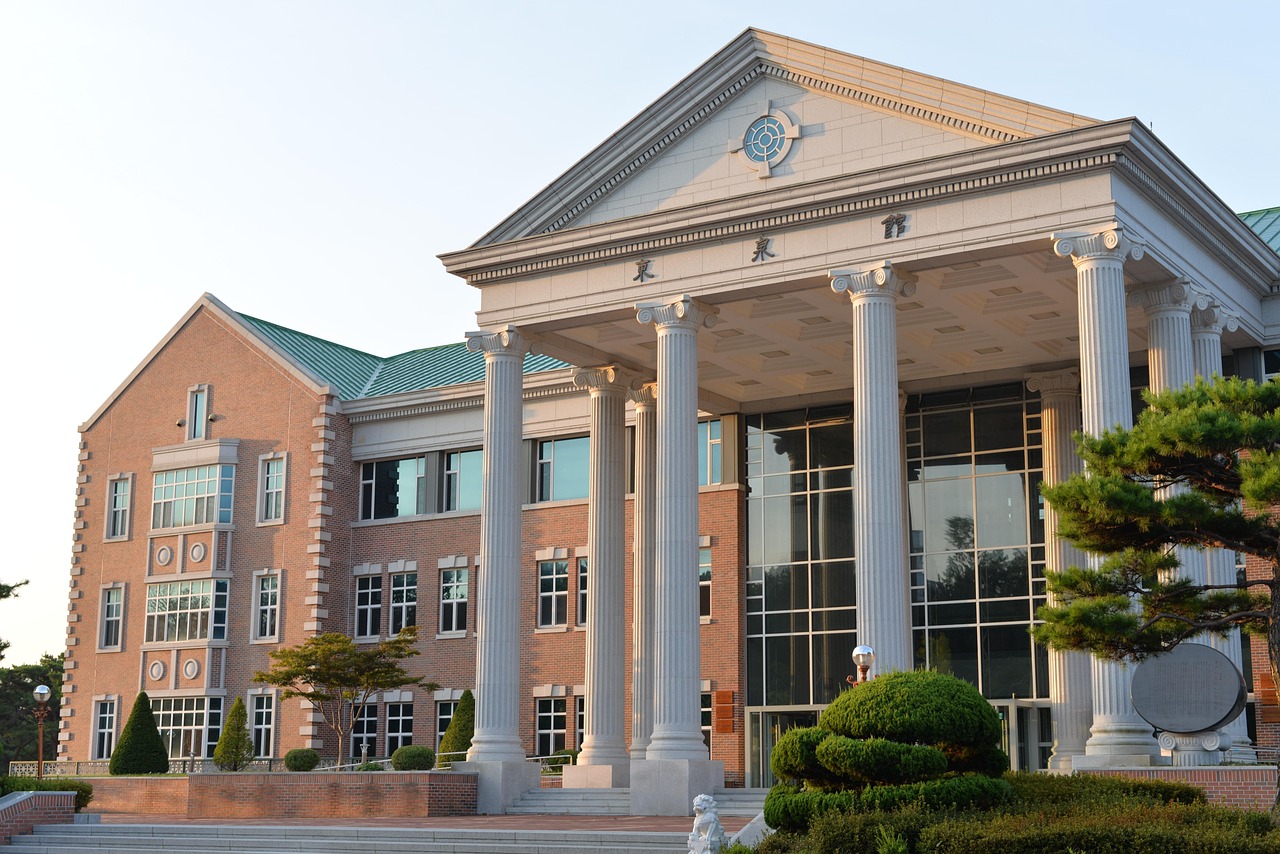 대구 대 광주를 주제로 한 두 도시의 랜드마크 비교 이미지