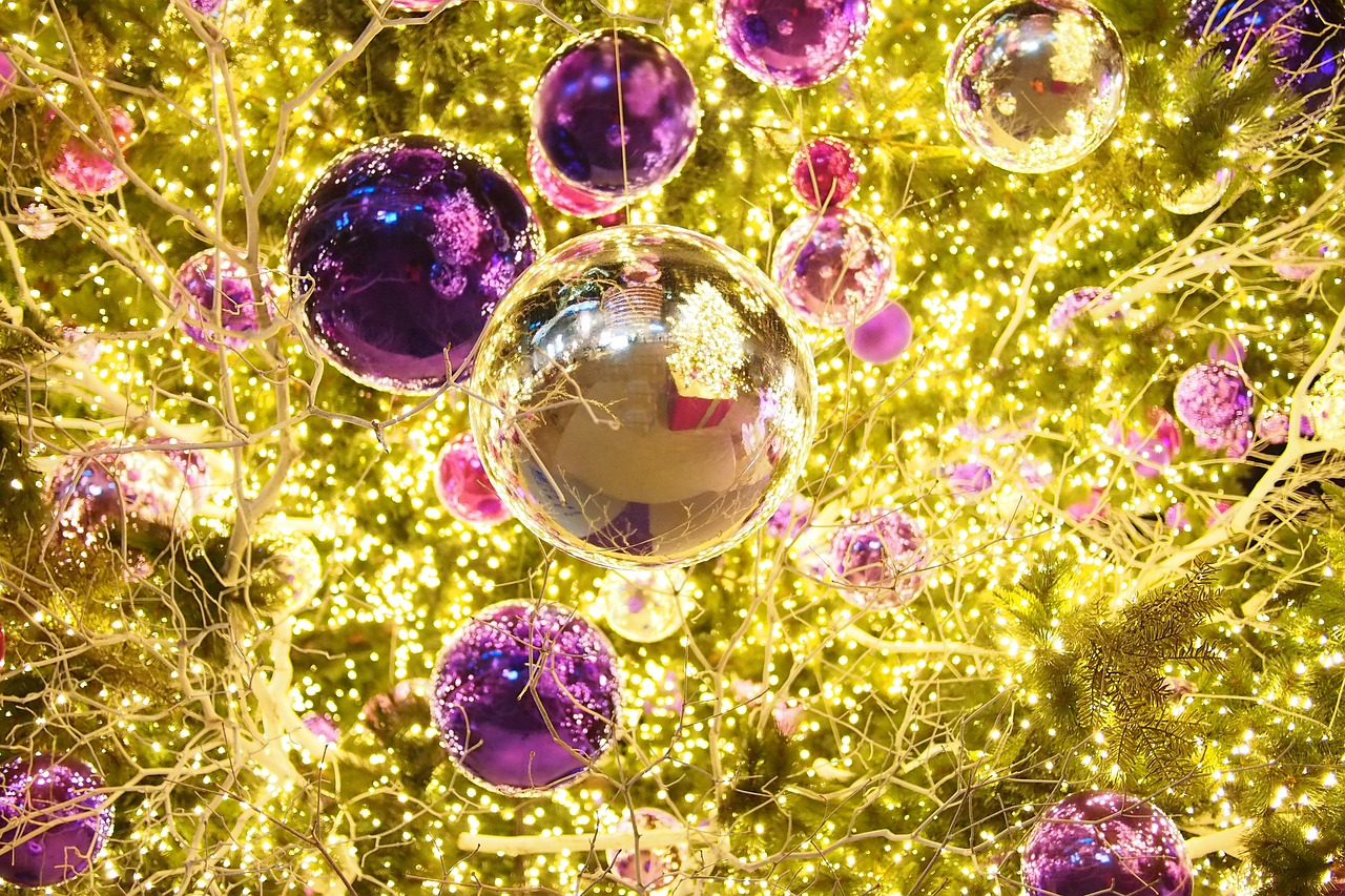 비즈니스 회의 중 오너가 팀원과 전략을 논의하는 모습