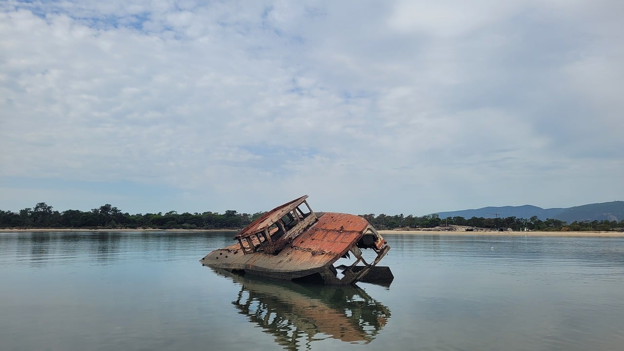 포르투갈과 아르메니아의 축구 경기에서 선수들이 공을 다투는 모습