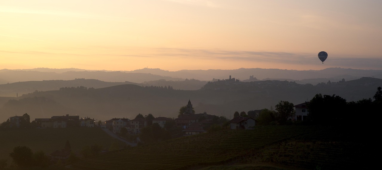 에어로케이의 최신 항공기 모델을 배경으로 한 비행 중 모습